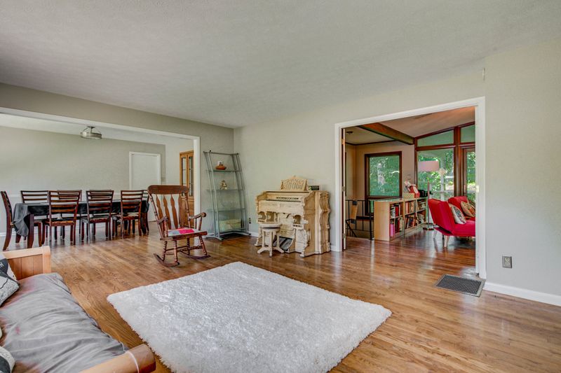1045 W Outer Dr, Oak Ridge, TN 37830