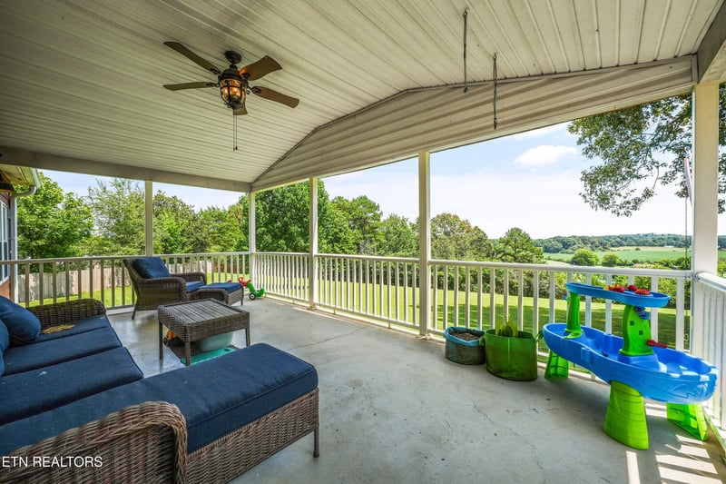 1048 Cook Dr, Loudon, TN 37774