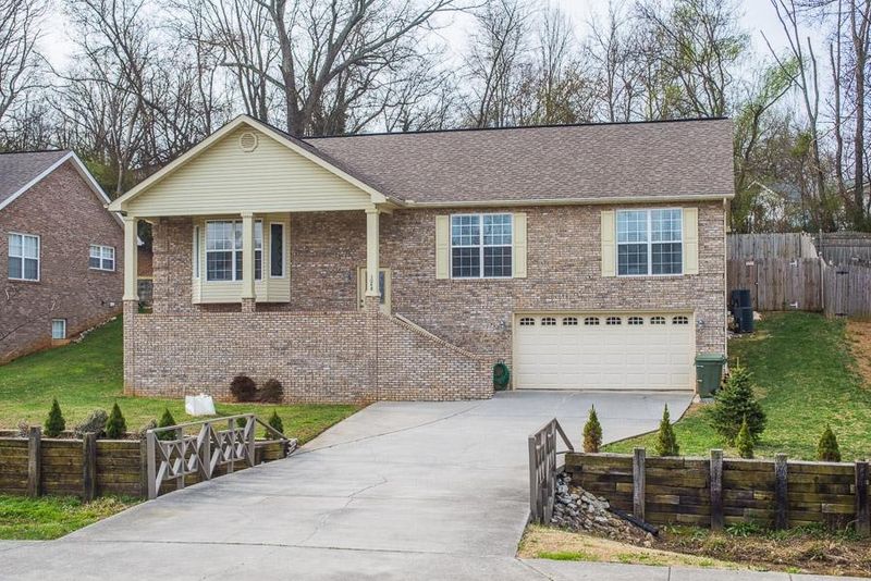 1048 Willow Creek Cir, Maryville, TN 37804