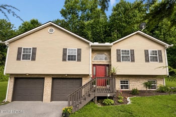 105 Cedar Cir, Jacksboro, TN 37757
