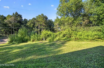 105 Cedar Cir, Jacksboro, TN 37757