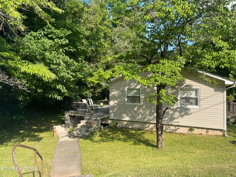 105 E Passmore Ln, Oak Ridge, TN 37830