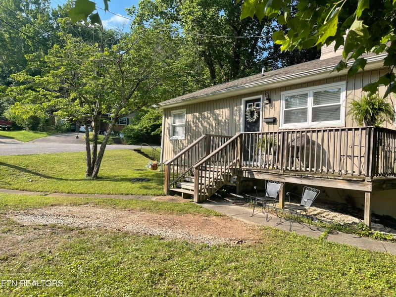 105 E Passmore Ln, Oak Ridge, TN 37830
