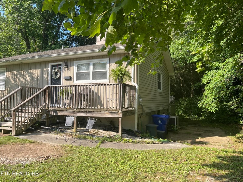105 E Passmore Ln, Oak Ridge, TN 37830