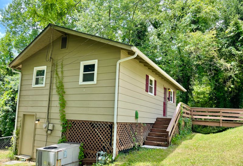 105 Jay Ln, Oak Ridge, TN 37830