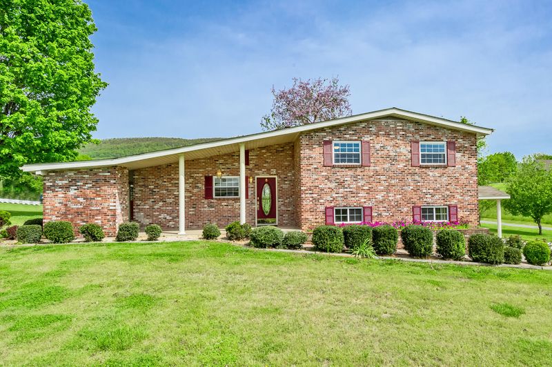 105 Lake Rd, Harriman, TN 37748