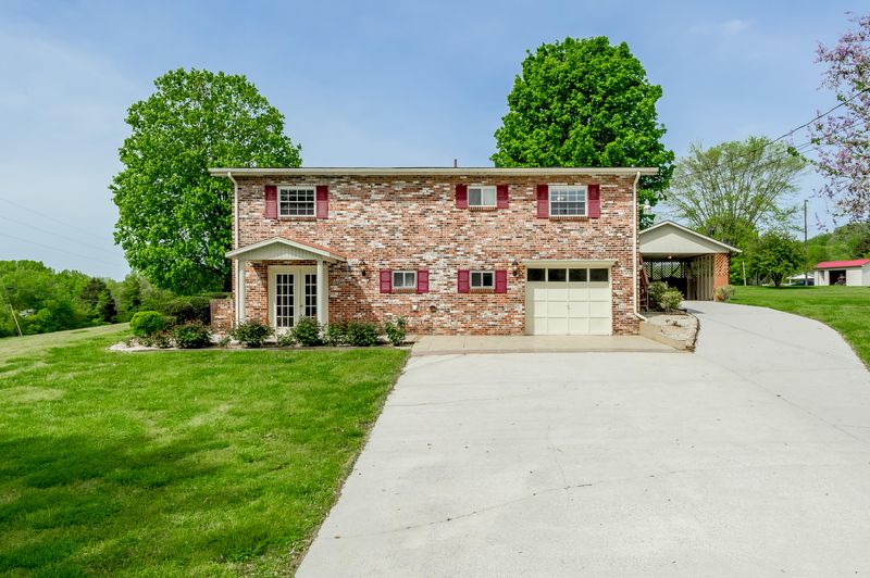 105 Lake Rd, Harriman, TN 37748