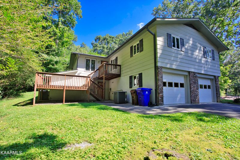 105 Netherlands Rd, Oak Ridge, TN 37830