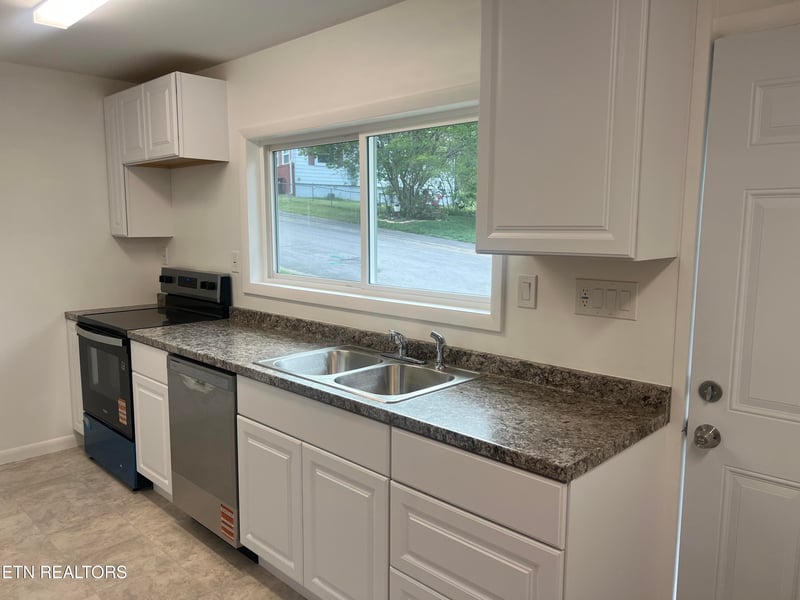 105 Porter Rd, Oak Ridge, TN 37830