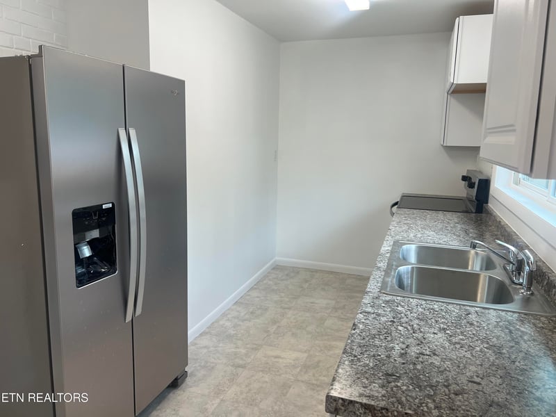 105 Porter Rd, Oak Ridge, TN 37830