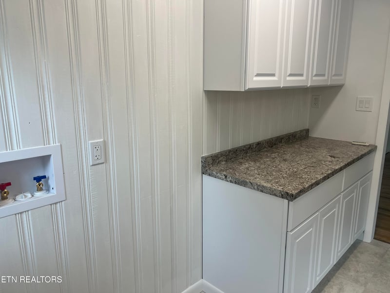 105 Porter Rd, Oak Ridge, TN 37830