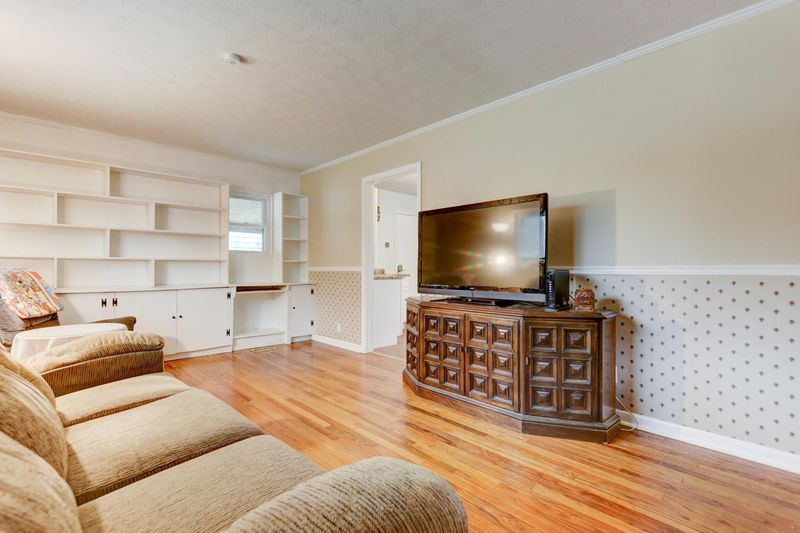 105 S Seneca Rd, Oak Ridge, TN 37830