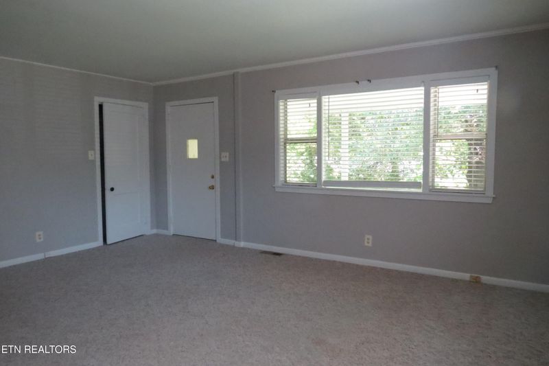 105 Thornton Rd, Oak Ridge, TN 37830
