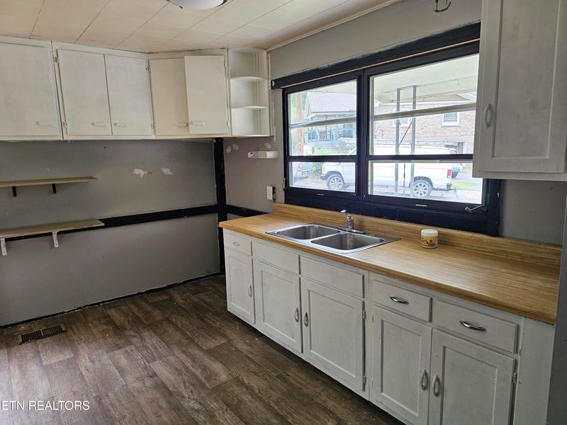 105 Venus Rd, Oak Ridge, TN 37830