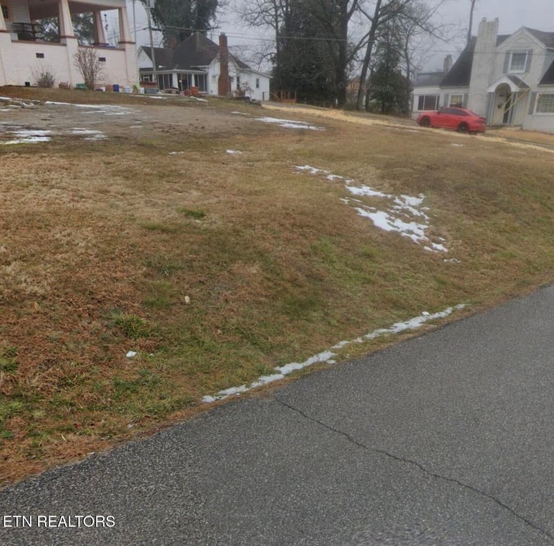 105 W Ash St, Lafollette, TN 37766
