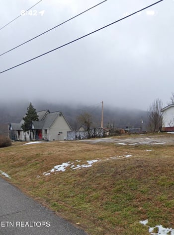 105 W Ash St, Lafollette, TN 37766