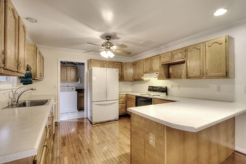 1050 Brooksview Rd, Lenoir City, TN 37772