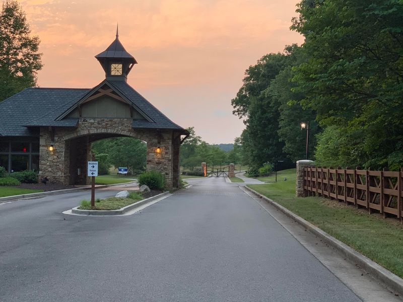 1050 Old Barn Ln, Loudon, TN 37774