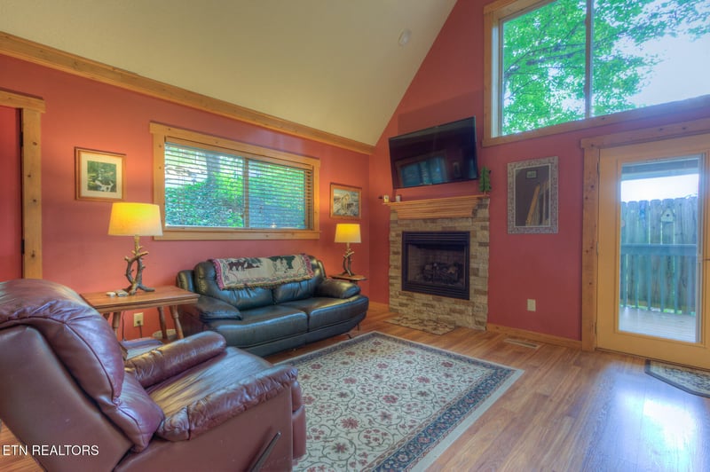 1051 Wiley Oakley Dr, Gatlinburg, TN 37738