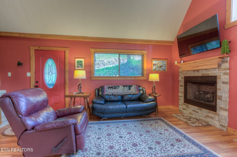 1051 Wiley Oakley Dr, Gatlinburg, TN 37738