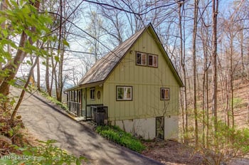 1051 Wiley Oakley Dr, Gatlinburg, TN 37738