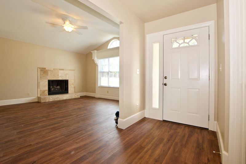 1052 Saint Johns Dr, Maryville, TN 37801
