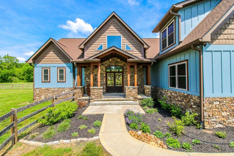 10525 Arnold Ln, Mascot, TN 37806