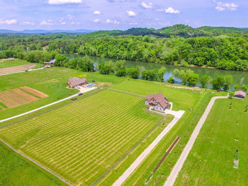 10525 Arnold Ln, Mascot, TN 37806