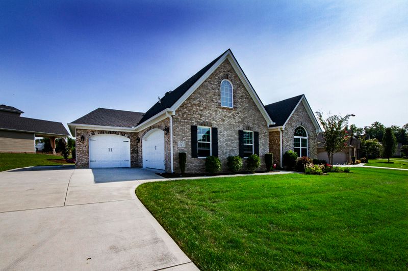1053 Silver Leaf Dr, Lenoir City, TN 37772