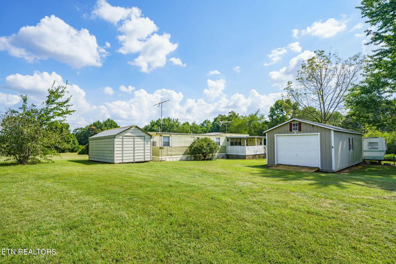 1055 Rector Rd, Crossville, TN 38571