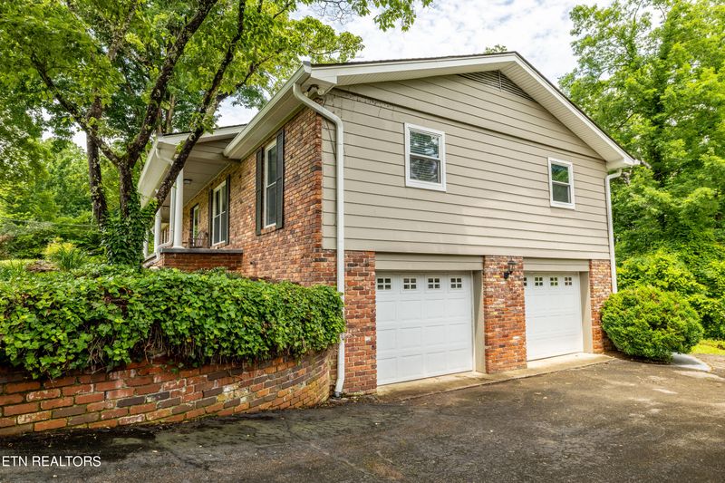 1058 W Outer Dr, Oak Ridge, TN 37830