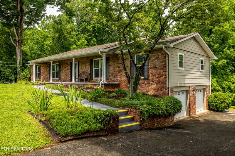 1058 W Outer Dr, Oak Ridge, TN 37830