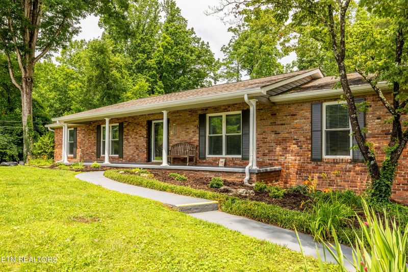 1058 W Outer Dr, Oak Ridge, TN 37830