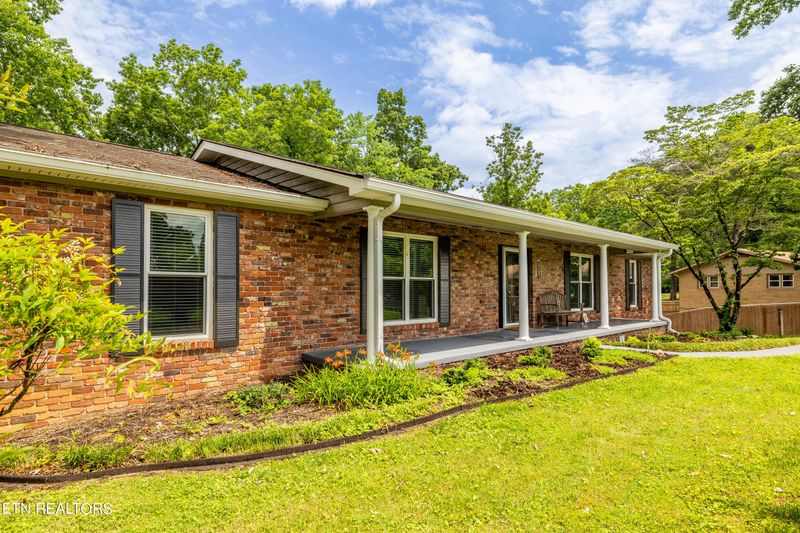 1058 W Outer Dr, Oak Ridge, TN 37830