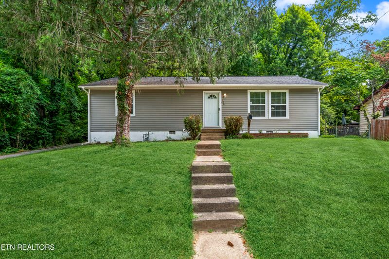 106 Ashland Ln, Oak Ridge, TN 37830