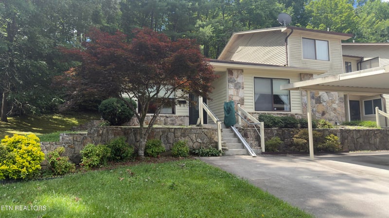 106 Hazleton Ln, Oak Ridge, TN 37830