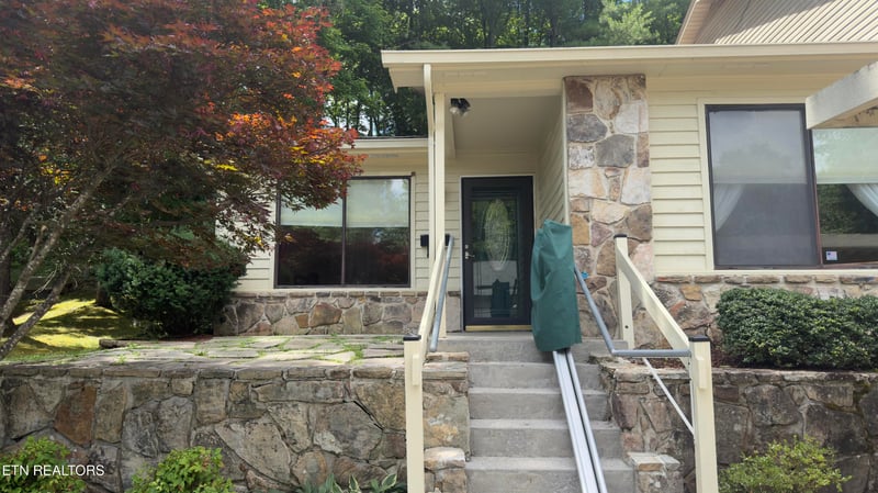 106 Hazleton Ln, Oak Ridge, TN 37830