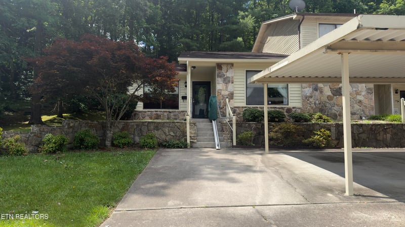 106 Hazleton Ln, Oak Ridge, TN 37830