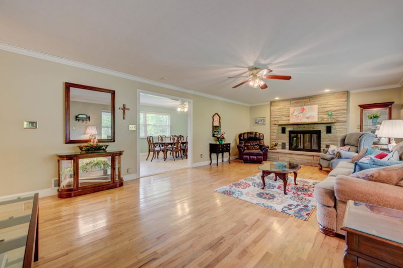 106 Macon Ln, Oak Ridge, TN 37830