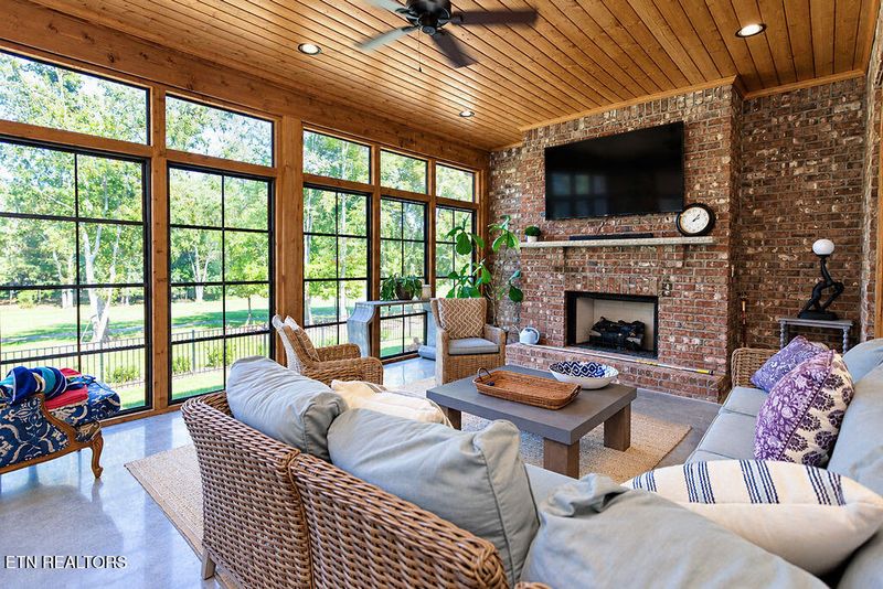 106 Minetta Dr, Crossville, TN 38558