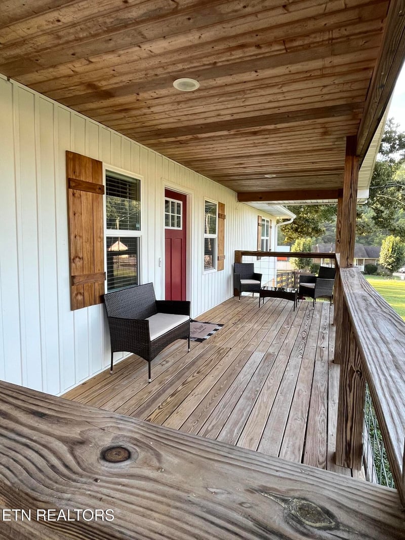 106 Moccasin Hollow Ln, Clinton, TN 37716