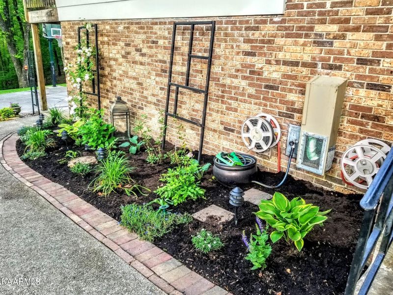 106 Moss Rd, Oak Ridge, TN 37830