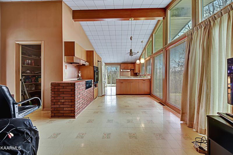 106 Mountain View Ln, Oak Ridge, TN 37830