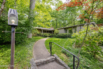 106 Newcrest Ln, Oak Ridge, TN 37830