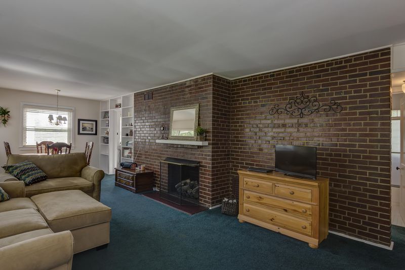 106 Outer Dr, Oak Ridge, TN 37830