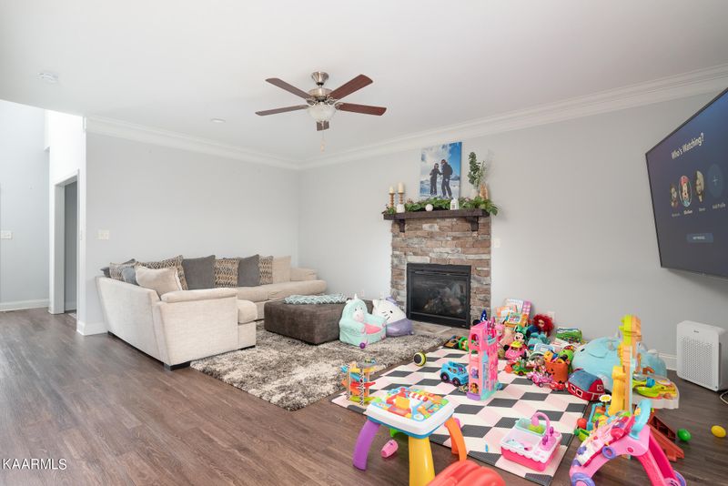 106 W Elderberry St, Oak Ridge, TN 37830