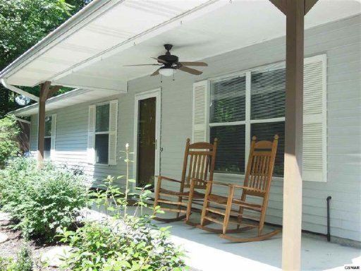 1060 Mark Ann Ln, Sevierville, TN 37862