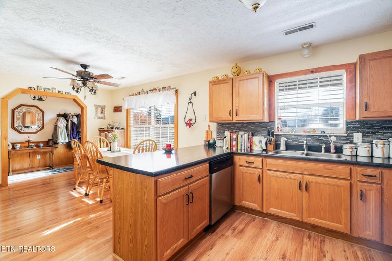1060 Towns View Dr, Seymour, TN 37865