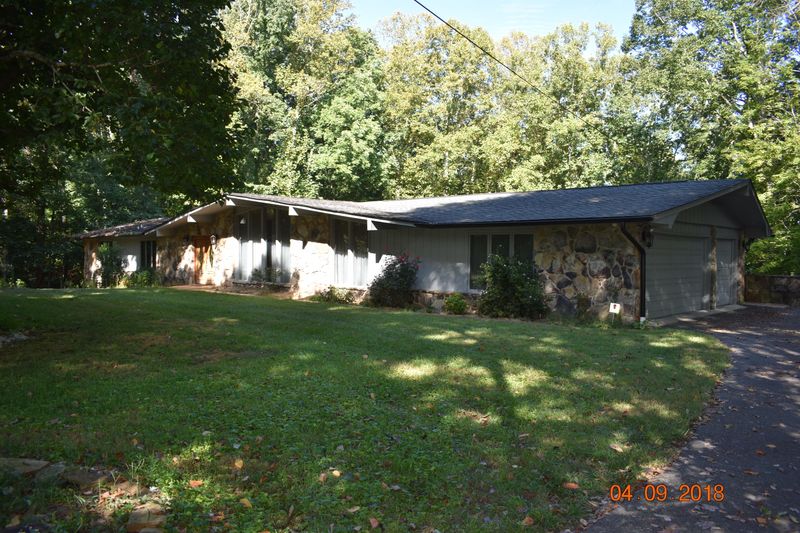 1060 W Outer Dr, Oak Ridge, TN 37830