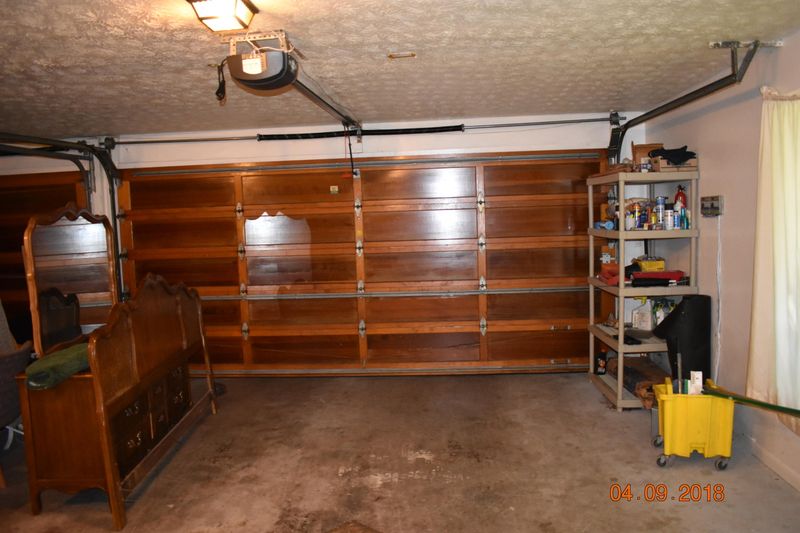 1060 W Outer Dr, Oak Ridge, TN 37830